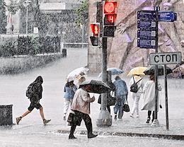 Genre photos. Downpour in Moscow.