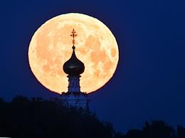 Full moon in Trinity-Lykovo.