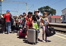 The first group of children from the border areas of the Belgorod region, as well as the children of the SMO participants - contract soldiers, mobilized, arrived in the Crimea for a vacation at the Brigantina Belogorye sanatorium in Evpatoria. The Brigantina sanatorium for children and children with parents was donated to the Belgorod region. Participants of the first shift at the railway station in Evpatoria.