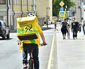 'Яндекс' объявил о ребрендинге Delivery Club — теперь компания называется 'Маркет Деливери'. Курьеры 'Маркет Деливери' на Пушкинской