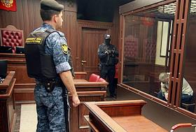 Заместитель командира украинского батальона 'Айдар' (запрещенная в России экстремистская организация) Денис Мурыга (внесен в перечень лиц и организаций, в отношении которых имеются сведения об их причастности к экстремистской деятельности или террору), обвиняемый в участии в незаконном вооруженном формировании и прохождении обучения в целях осуществления теракта, во время заседания в Южном окружном военном суде Ростова-на-Дону