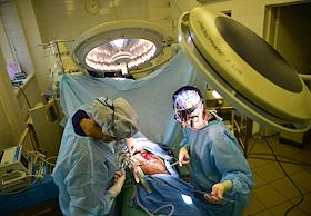 Жанровые фотографии. Работа Национального медицинского исследовательского центр имени академика Е. Н. Мешалкина в Новосибирске. Экспериментальная операция по имплантации протеза легочной артерии свиньи в национальном медицинском исследовательском центре имени академика Е. Н. Мешалкина в Новосибирске. Работа научных лабораторий, где ведутся работы по физическому, механическому, биологическому тестированию образцов новых протезов кондуитов для кардиохиругии