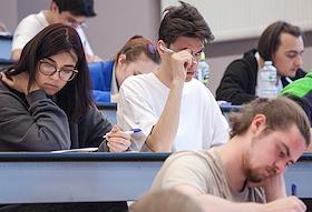 Жанровые фотографии. Абитуриенты на вступительных экзаменах в ВУЗы