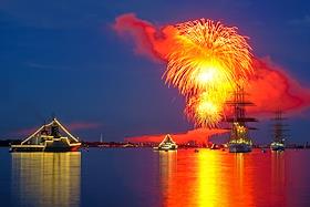 Праздничный салют в честь Дня Военно-морского флота России в Кронштадте