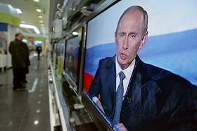 Телеобращение Владимира Путина к избирателям. Телевизоры в магазине 'Мир'.
