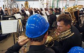 Выступление симфонического оркестра Ленинградской области в цеху Тихвинского вагоностроительного завода