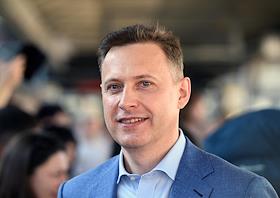 День железнодорожника на Ленинградском вокзале в Москве. Прибытие фирменного поезда 'Гранд Экспресс' на платформу Ленинградского вокзала