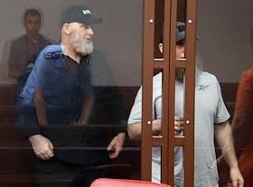 Южный окружной военный суд отложил до 28 августа рассмотрение дела участников банды Басаева и Хаттаба - Вахита Хамзатханова и Тахира Бегельдиева, обвиняемых в нападении в 1999 году на российских военнослужащих в Чечне, где погибли 15 человек