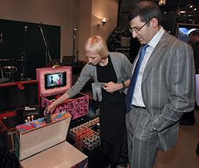 Благотворительный прием 'Десять волшебных сундуков' в салоне 'Roche Bobois'