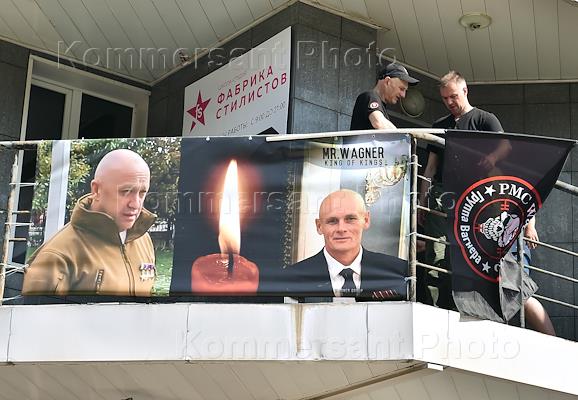 Стихийный мемориал, посвященный погибшему в авиакатастрофе главе ЧВК 'Вагнер' Евгению Пригожину, на месте бывшего офиса ЧВК 'Вагнер' на улице Ядринцевская в Новосибирске