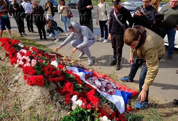 Стихийный мемориал, посвященный погибшему в авиакатастрофе главе ЧВК 'Вагнер' Евгению Пригожину, перед бывшим офисом 'ЧВК Вагнер Центра' на Зольной улице
