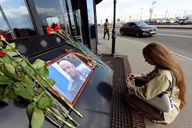 Стихийный мемориал, посвященный погибшему в авиакатастрофе главе ЧВК 'Вагнер' Евгению Пригожину у кафе 'Стрит-бар' на Университетской набережной