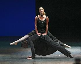 Танцевально–драматическом шоу 'ВОЛОЧКОВА'. Участвуют: Анастасия Волочкова, ведущий солист Мариинского театра Евгений Иванченко, солист Большого театра Ринат Арифулин, солист Театра Б. Эйфмана Юрий Смекалов на сцене МХАТ им. Горького