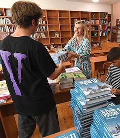 Новый единый учебник по всеобщей истории и истории России для 10-х и 11-х классов в школе №2 города Алушта. Учебник, авторами которого выступили помощник президента РФ Владимир Мединский и ректор МГИМО Анатолий Торкунов, содержит параграф 'Россия сегодня. Специальная военная операция'