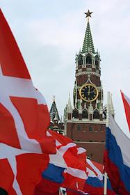 Сбор активистов движения 'Наши' и общероссийской программы 'Наши выборы' на Васильевском спуске для подведения итогов всероссийского exit-pola и и огласки результатов выборов