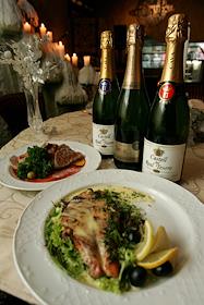 Шампанские вина кава Castell del Real Tesoro и Codorniu (Испания), лосось в армянских травах на гриле, кюфта из взбитой говядины в ресторане армянской кухни 'Ани'