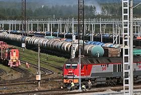 Виды поселка сельского типа Токи в Ванинском районе Хабаровского края. Жанровая фотография. Грузовые составы на сортировочной станции 'Парк Токи'