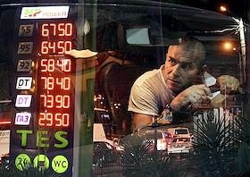 Жанровые фотографии. Цены на бензин и дизельное топливо на электронном табло на автозаправочной станции (АЗС)