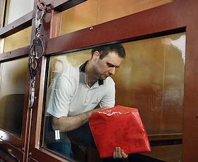 Рассмотрение дела бывшего инспектора ГИБДД Ивана Рыбина, обвиняемого в продаже сведений о личной жизни Дарьи Дугиной в Нагатинском районном суде