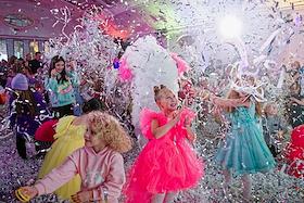 Благотворительный детский праздник 'Обыкновенное чудо' в Grand Hotel Europe, в бальном зале 'Крыша'