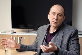Коммерческий директор бизнес-единицы «ЛСР. Недвижимость – Северо-Запад» Денис Бабаков во время интервью в офисе компании