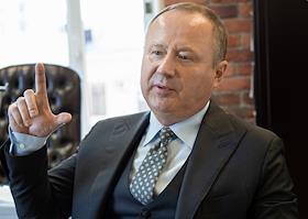 Генеральный директор страховой компании «Капитал-Полис» Алексей Кузнецов во время интервью в своем кабинете