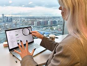 Жанровая съемка на тему поиска работы в интернете