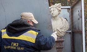 Подготовка парковой скульптуры к зиме в Екатерининском парке Музея-заповедника «Царское Село»