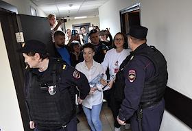 Рассмотрение ходатайства о продлении ареста режиссеру Евгении Беркович и драматургу Светлане Петрийчук в Замоскворецком районном суде