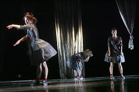 Фестиваль российских театров танца ЦЕХ' 07. Спектакль 'Кидого-кидого' группы современной хореографии КВАДРО (Гомель). Спектакль 'Путешествие против ветра' театра-студии современной хореогрфии (Москва). В театре Луны