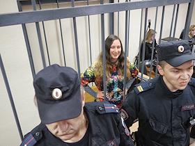 Заседание Василеостровского районного суда Санкт-Петербурга по делу художницы Александры Скочиленко, обвиняемой в распространении фейков о российской армии по мотивам политической ненависти и вражды (ст. 207.3 УК РФ)
