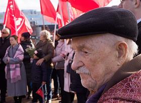 Праздничный митинг в честь 106-й годовщины Великой Октябрьской революции, организованный КПРФ, у памятника Михаилу Калинину