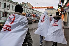 Генеральный директор ОАО 'Мосэнерго' Анатолий Копсов в центральном офисе 'Мосэнерго' на Риушской наб, д. 8. Акция молодежного движения 'Наши' на Васильевском спуске