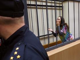 Заседание по делу художницы Александры Скочиленко, обвиняемой в распространении фейков о российской армии, в Василеостровском районном суде