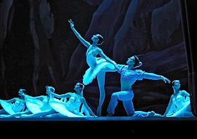 Творческий вечер премьера балета Мариинского театра Владимира Шклярова на сцене Кремлевского дворца. Вечер состоялся в рамках проекта Андриса Лиепы 'Автографы и имиджи'