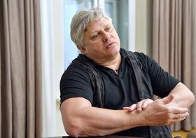 Российский хореограф Юрий Посохов во время интервью