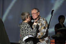 Премьера рок-оперы 'Идут белые снеги...' на стихи Евгения Евтушенко. В спектакле впервые зазвучали стихи поэта в современной музыкальной обработке композитора Глеба Мая. Премьера состоялаясь в спорткомплексе 'Олимпийский'