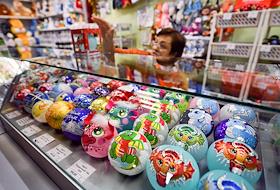 Производство новогодних игрушек из стекла на фабрике елочных украшений 'Бирюсинка'