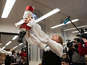 Народный артист России Фарух Рузиматов примерил костюм Дроссельмейра в преддверии премьеры обновленной версии балета Щелкунчик в Театральных мастерских 'Возрождение'