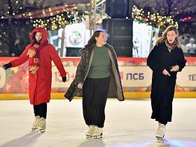 Вечеринка в честь празднования 130-летия Главного универсального магазина (ГУМ) на ГУМ-катке на Красной площади