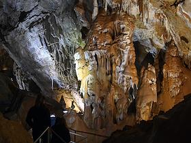 Мраморная пещера, на нижнем плато горного массива Чатыр-Даг, популярный туристический объект. Пещера входит в пятерку самых живописных и красивейших оборудованных пещер мира