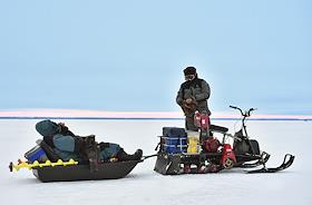 Жанровые фотографии. Виды Новосибирской области. Замерзшее Новосибирское водохранилище (Обское море). Рыбаки во время зимней рыбалки