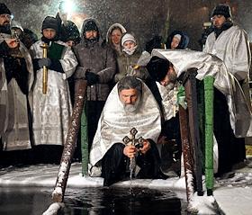 Праздник Крещения Господня. Крещенские купания в Дворцовом пруду парка 'Останкино'