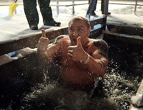 Праздник Крещения Господня. Крещенские купания в Нижнем Майском пруду парка 'Сокольники'