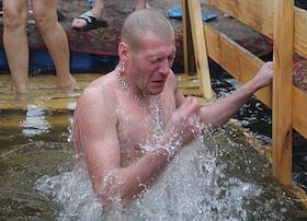 Крещенские купания на городском пляже реки Ахтуба