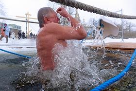 Праздник Крещения Господня. Крещенские купания в Ольгином пруду у Петергофского собора святых апостолов Петра и Павла