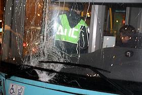 Последствия аварии с автобусом на Васильевском острове. В результате наезда рейсового автобуса на тротуар пострадали пять человек