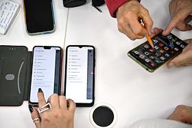 Занятие для людей старшего возраста 'Смартфоны' в Центральной библиотеке имени Н.А. Некрасова