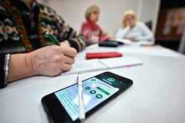 Lesson for older people 'Smartphones' at the Central Library named after N.A. Nekrasova