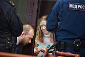 Оглашение приговора западного окружного военного суда Дарье Треповой и Дмитрию Касинцеву